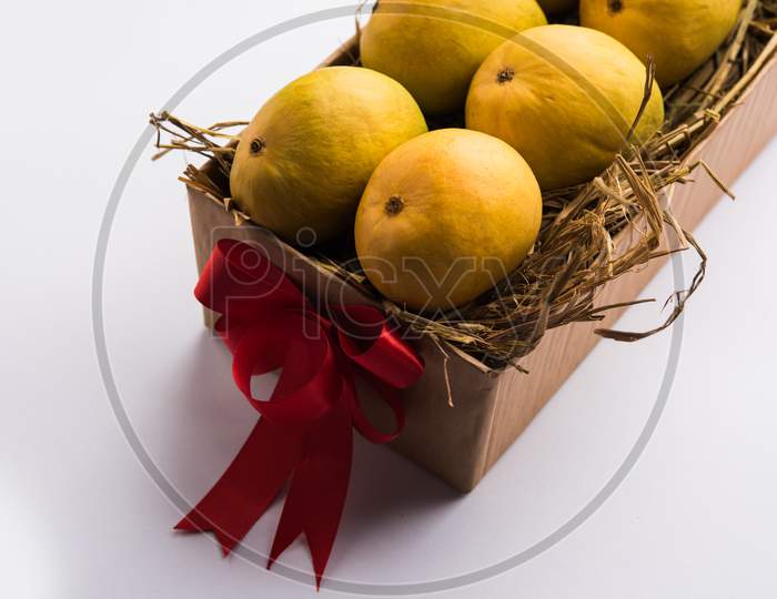 Alphonso mangoes in a gift box