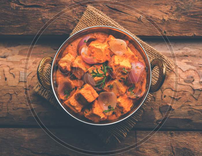 Paneer Do Pyaza  is a popular punjabi vegetarian recipe using cubes of cottage cheese  with lots of onion in a gravy