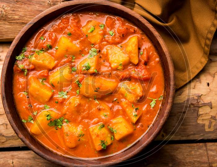 Aloo curry masala / aloo chi rassa bhaji