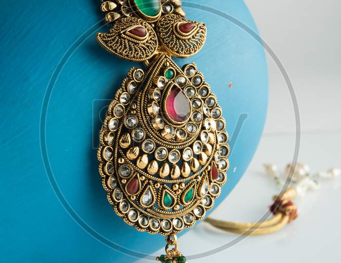 Gold necklace / ornament / haar