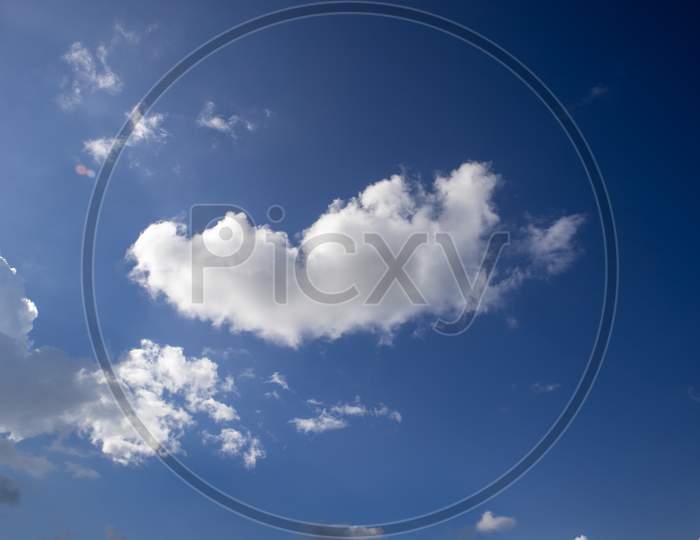 A blue sky with cloudy weather