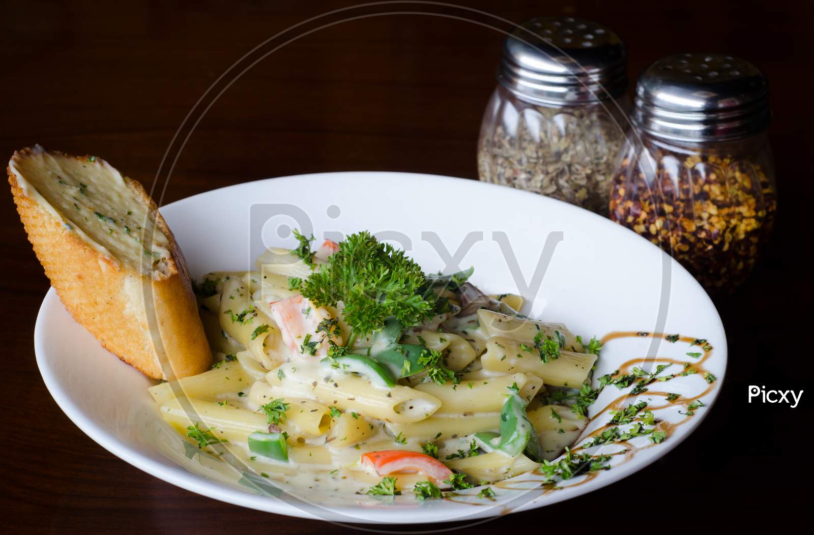 Tasty White Sauce Pasta With Great Presentation