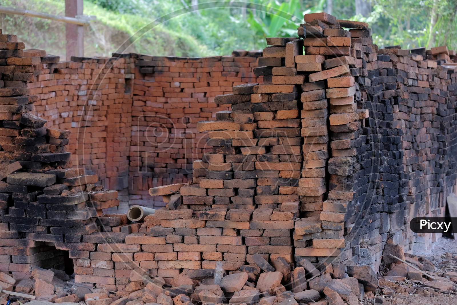 Red bricks where the combustion process