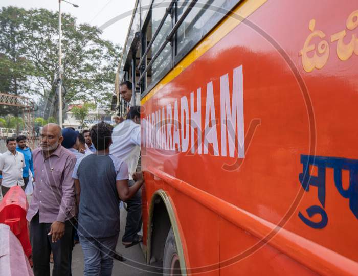 devotees getting in the free bus of TTD's