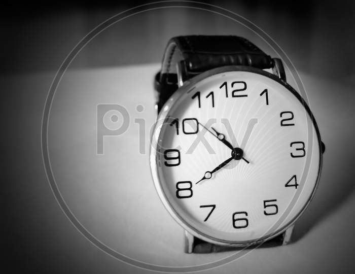 Retro analogous watch with silver white dial