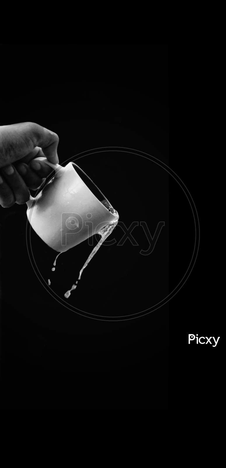 Black and white portrait of water falling from a cup