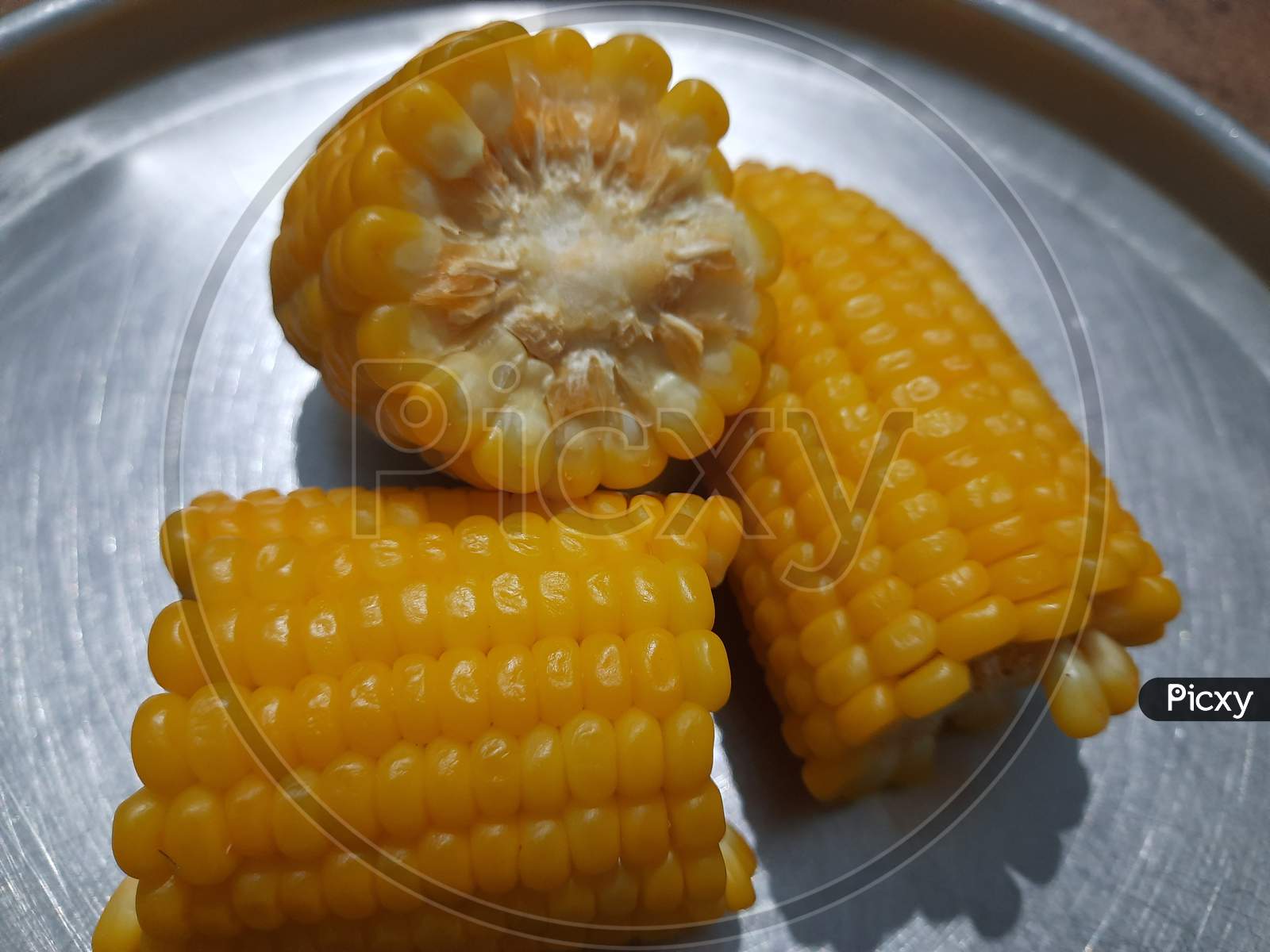 boiled fresh sweet corn india