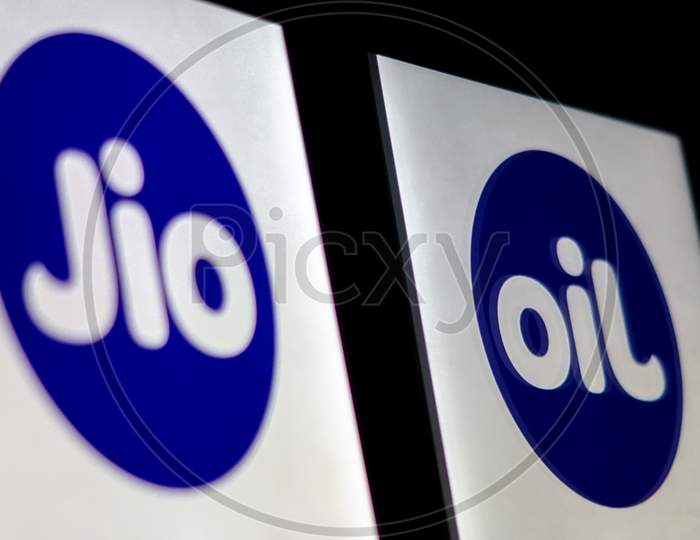 Jio Logo and Flipped Jio Logo as OIL on a Smartphone Screen