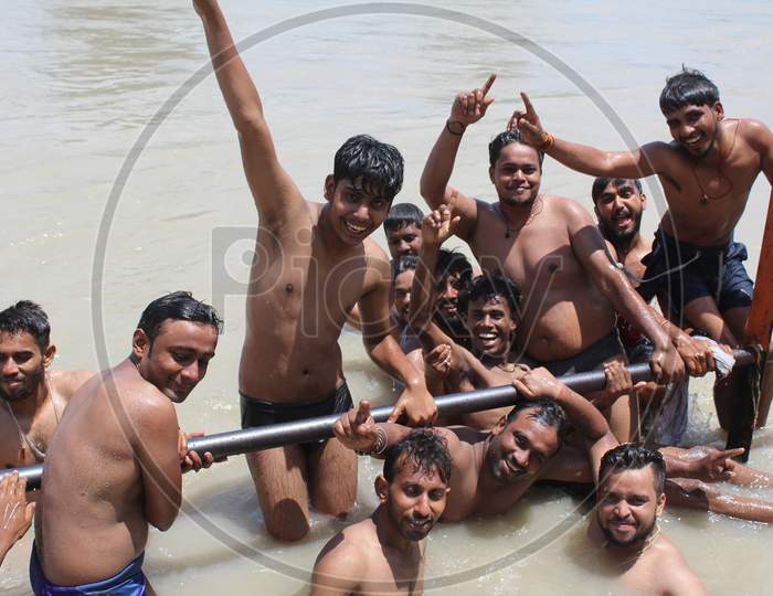 Haridwar, India - June 22, 2020: Pilgrims Are Taking Holy Bath In Holy River Ganga At Har-Ki-Pauri, Haridwar To Got Salvation On Occasion Of A Hindu Festival. Ganges River In Haridwar, Uttarakhand