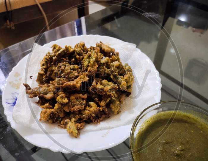 Plate full of pakoda with pudina chatni