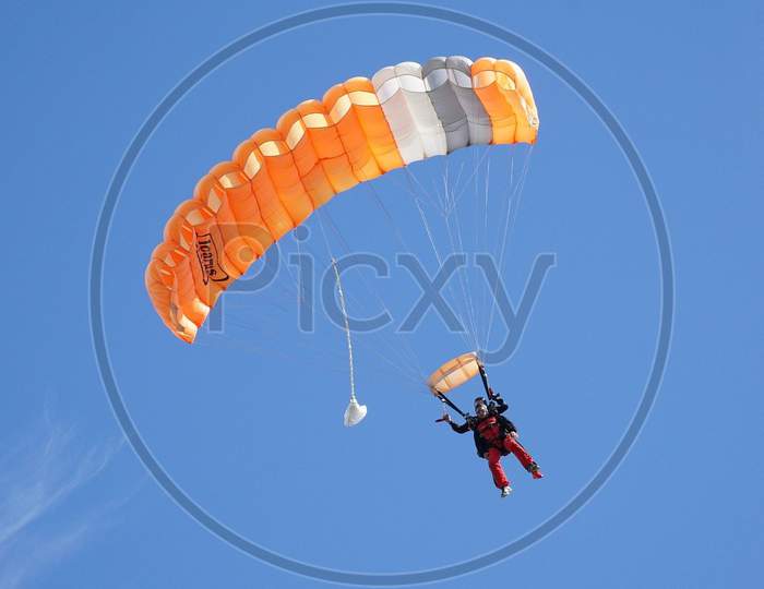 Flying in parachute