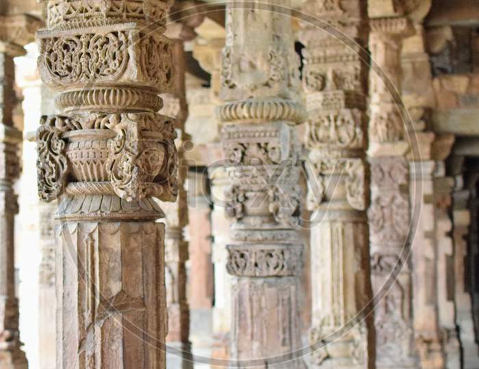 Inside The Qutub Minar Complex With Antic Ruins And Inner Square. Unesco World Heritage In Mehrauli, Old Architecture Inside Qutub Minar During The Day Time In Delhi India, Qutub Minar Inside Old Architecture