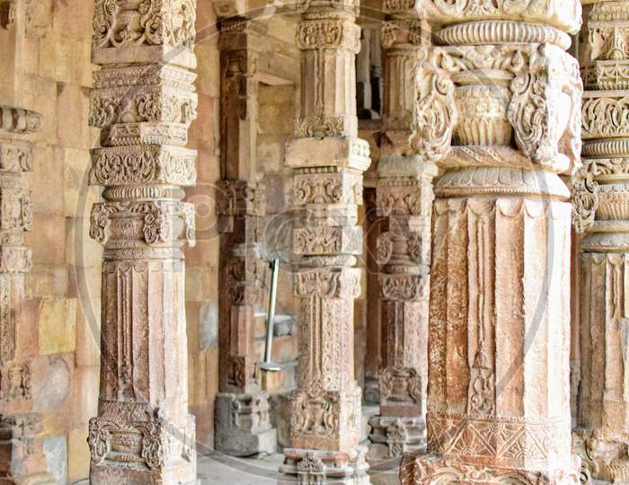 Inside The Qutub Minar Complex With Antic Ruins And Inner Square. Unesco World Heritage In Mehrauli, Old Architecture Inside Qutub Minar During The Day Time In Delhi India, Qutub Minar Inside Old Architecture