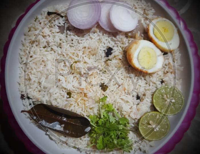 g with onions and lemon. coriyader leaf india style spice food with cool drink