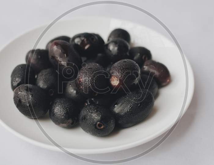 Picture jaamun fruit on white plate