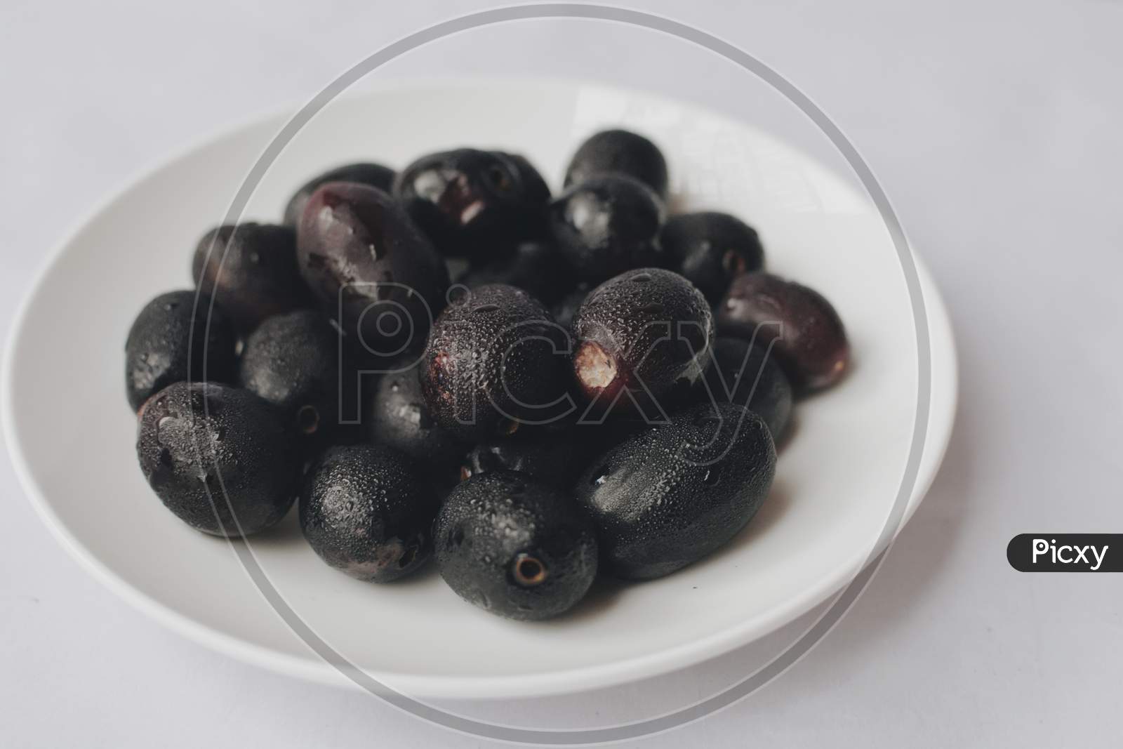 Picture jaamun fruit on white plate