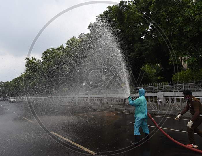 Firefighter being helped by a local cop as he is spraying disinfectant in a containment zone to prevent the spread of Coronavirus in Chennai