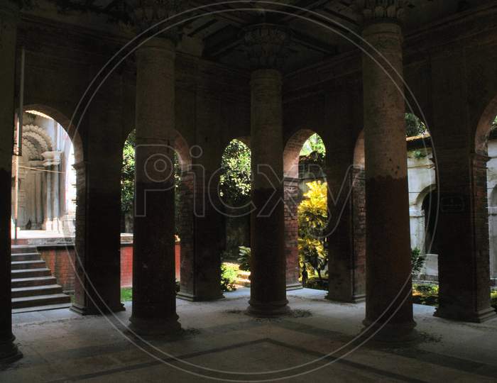 indoor architecture of bawali rajbari