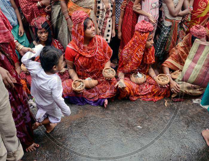 devotees during shitala pujo kolkata