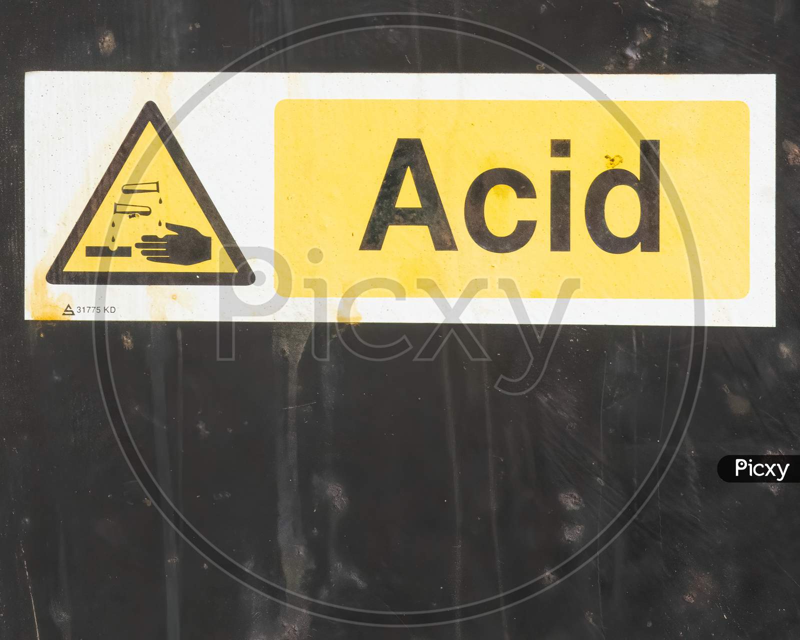 Dirty Acid Burns Warning Sign On Wall With Copy Space Underneath. Burns Hand Symbol On Yellow Triangle With Word Acid.  Beware Of Risky Environment And Danger.  Diss, Norfolk, Uk - June 19th 2020