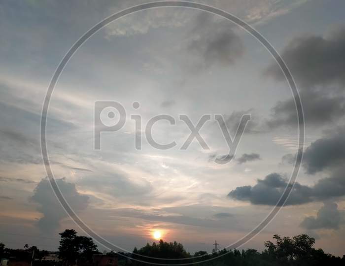 The sunset photography with the sun and the clouds