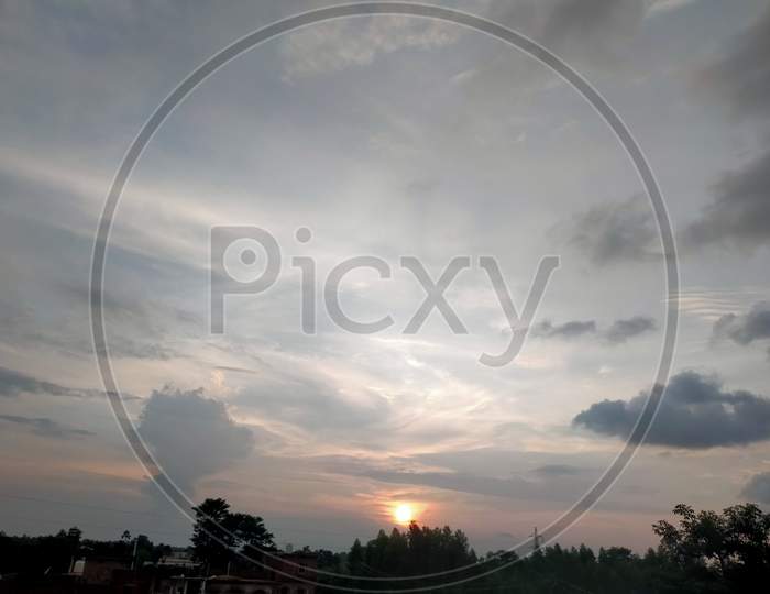 The sunset photography with the sun and the clouds