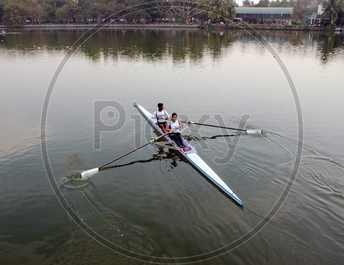 rowing practice at kolkata dhakuria lake