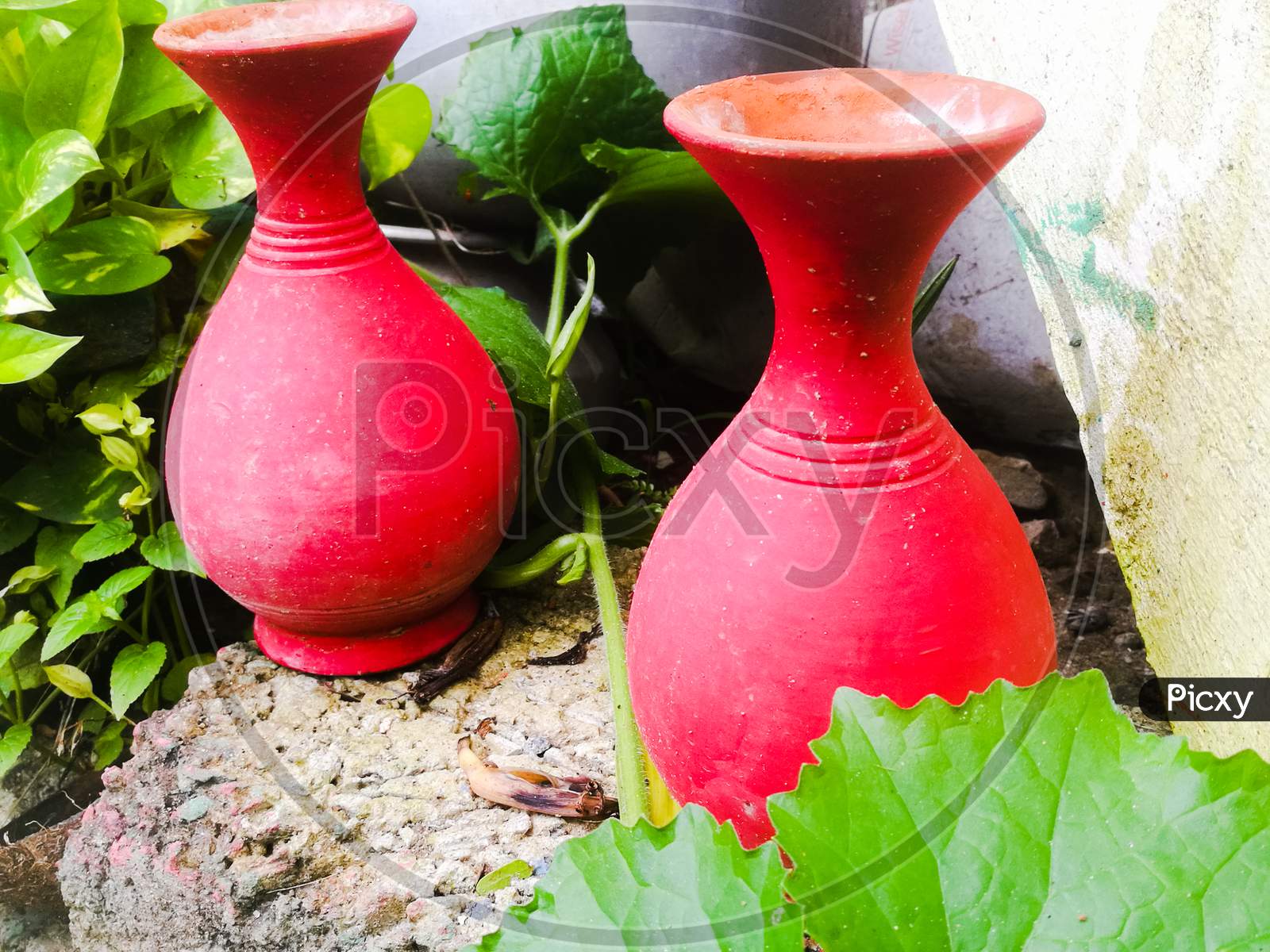 Earthen Pots Placed Side By Side For Flowers Placed In A Garden.