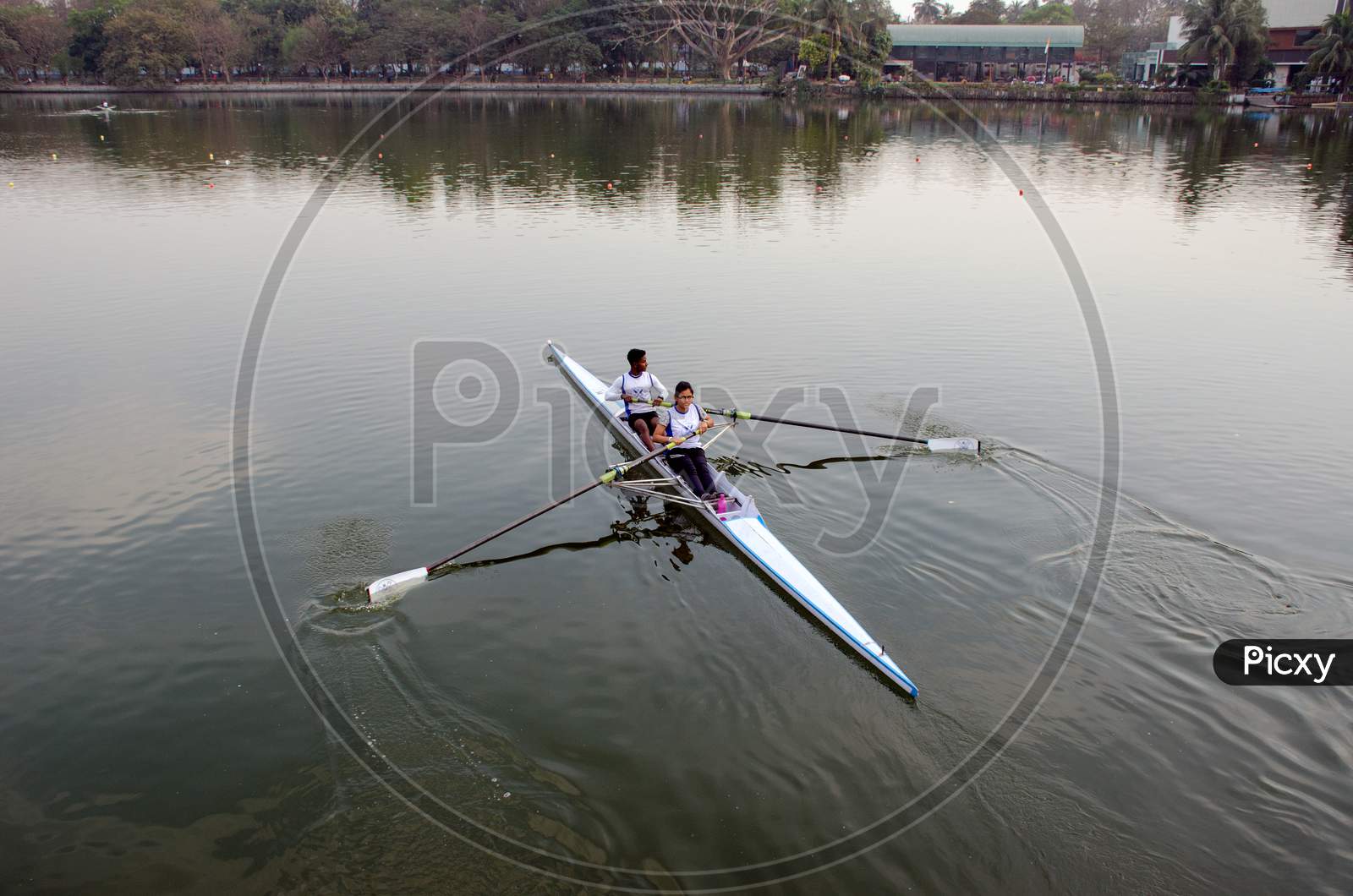 rowing practice at kolkata dhakuria lake