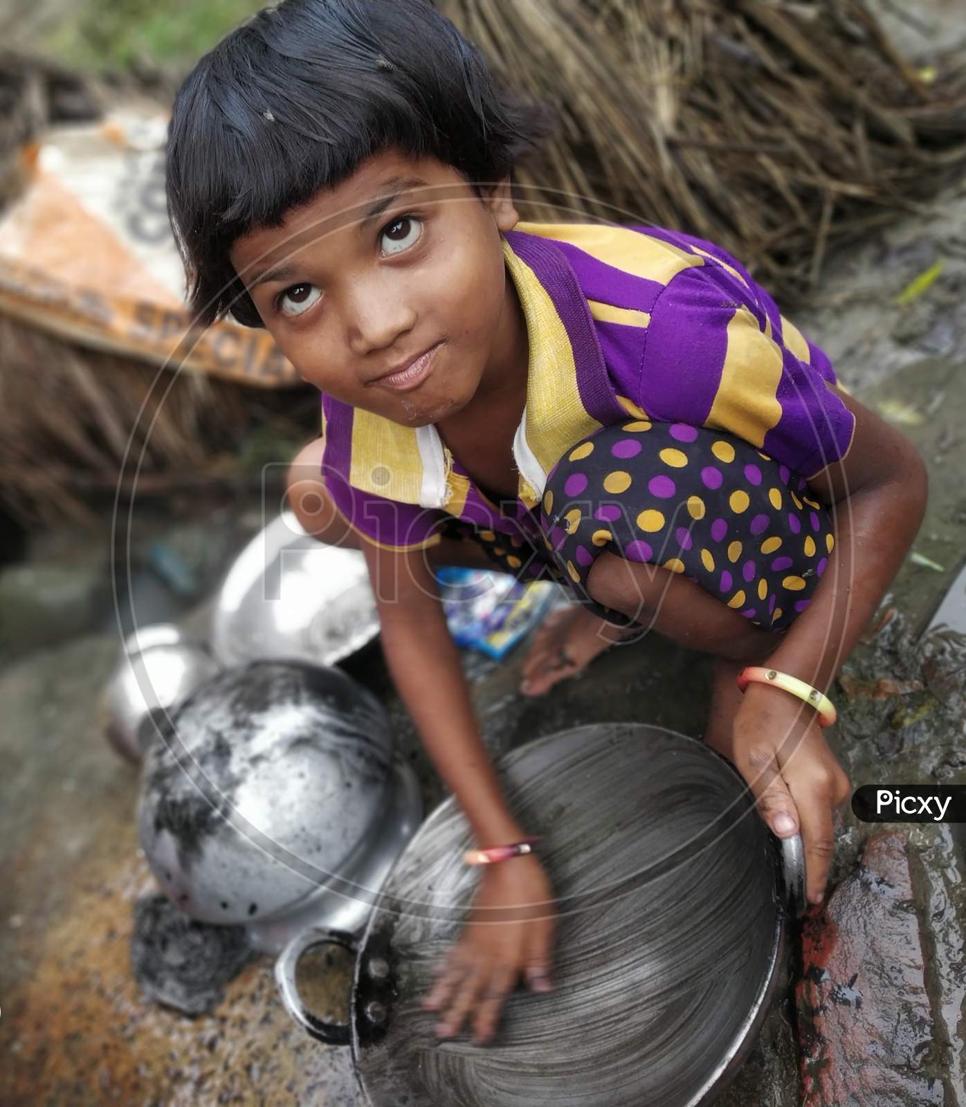 This is an Indian girl, she is a girl, working in her homes.  It is doing kitchen work.  It is very beautiful.