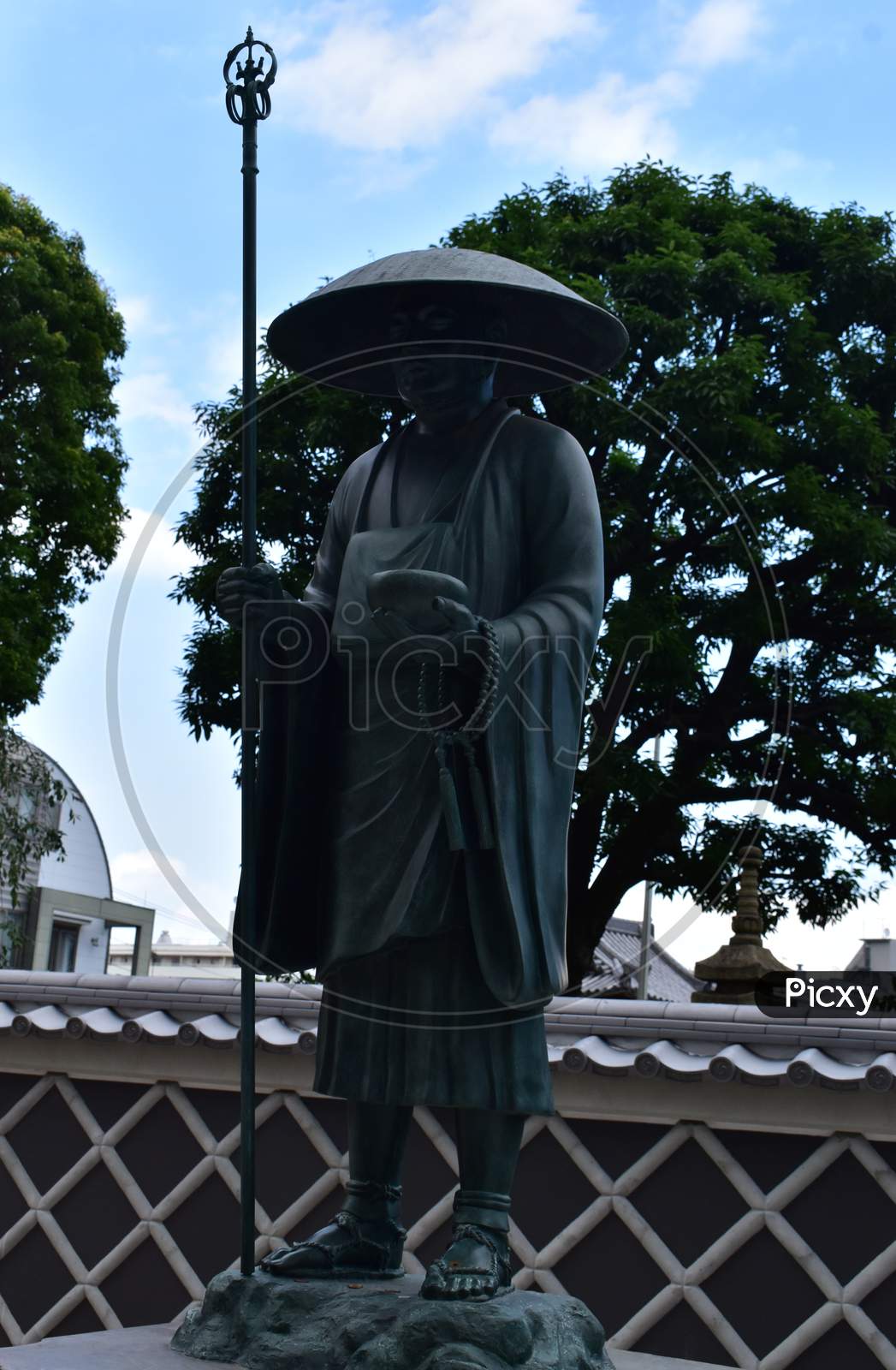 The cultural statue of the monk at the gate of the temple in Tokyo Japan