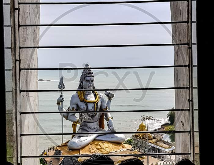 people awestruck watching the gigantic idol of lord shiva