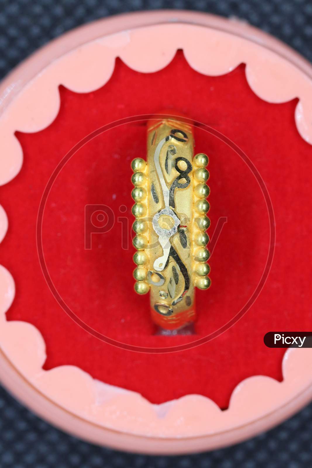 Ladies round hot sale gold ring