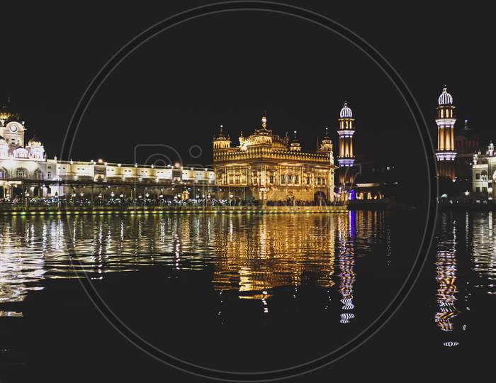 night view of golden temple