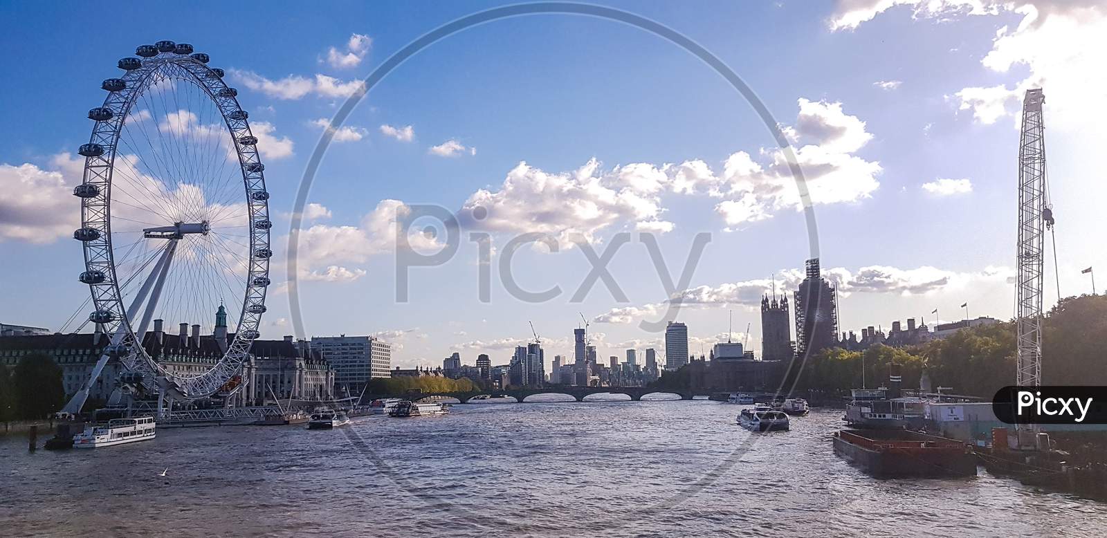 Sunny day on london bridge