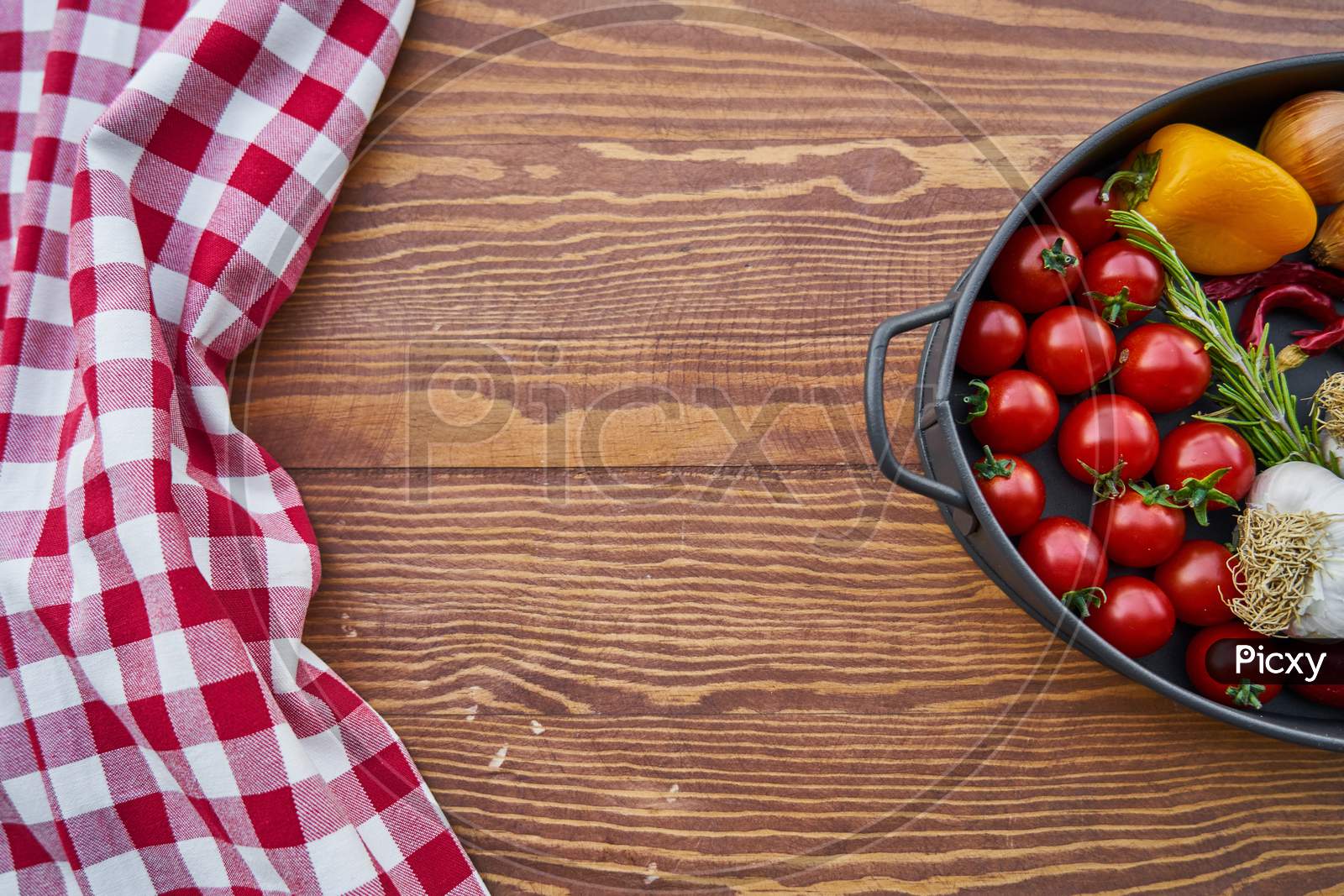 Red chilli tomato onion garlic on table