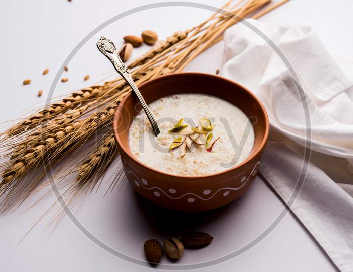 Daliya Kheer / Broken Or Cracked Wheat Porridge / Gehu Daliya Payasam Served In A Bowl And Garnished With Dry Fruits