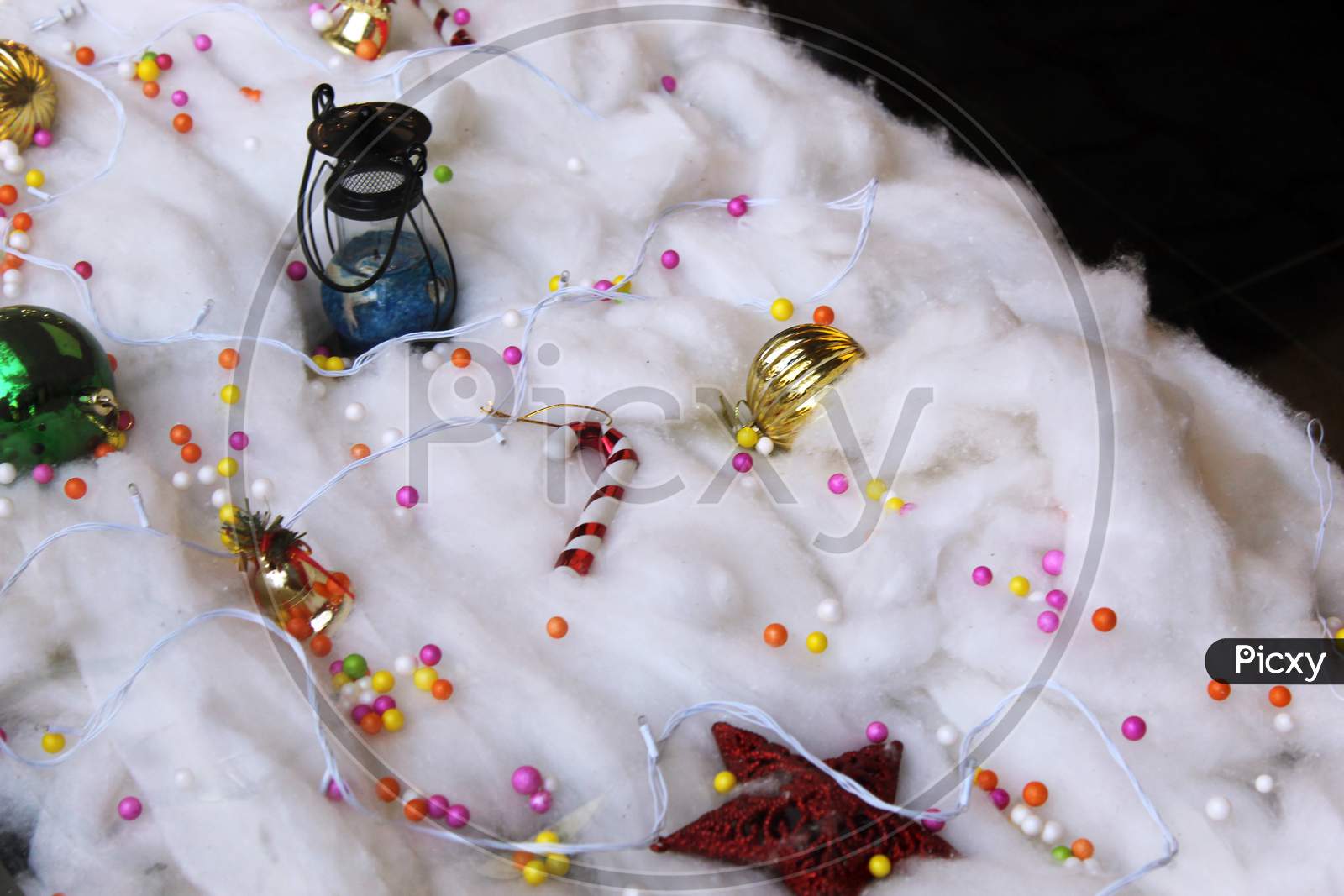 Dummy cotton made ice and Christmas decoration with various objects.