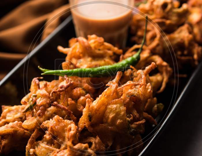 Crispy Onion Fritters Or Pakora Known As Pyaj Pakoda Or Kanda Bhaji / Bhajji / Bajji