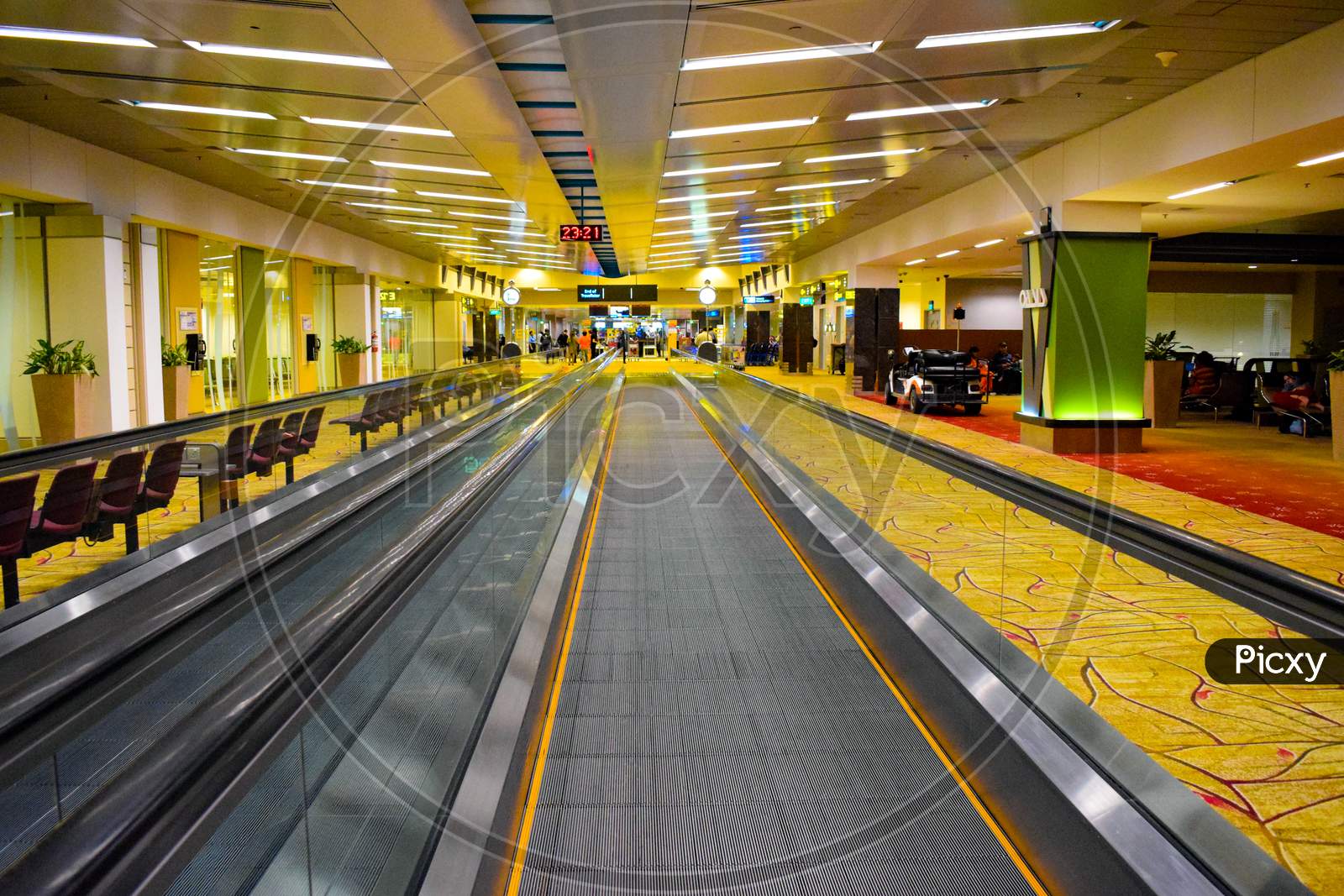 Singapore - Circa August, 2016: Inside Of Singapore Changi Airport. Singapore Changi Airport Is The Primary Civilian Airport For Singapore, And One Of The Largest Transportation Hubs In Southeast Asia