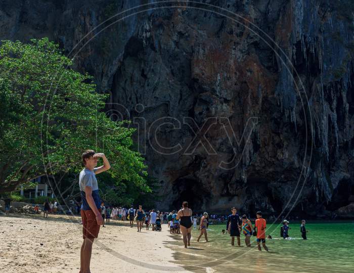 Phra Nang White Sand Beach Visitors Going To Cave