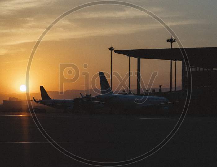 A View Of The Twilight Sky At The Airport And The Plane Field At Shanxi Taiyuan. The Sun Is Still Very Bright, Very Bright.