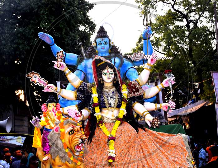 09-10-2019. Dewas, Madhya Pradesh, India. Panoramic Tableau Of Indian Hindu God Shiva And Parvati. Mahashivratri, Hindu Festival