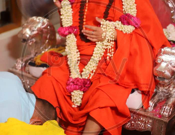 Image Of Narendra Giri, President Of Akhil Bharatiya Akhara Parishad ...