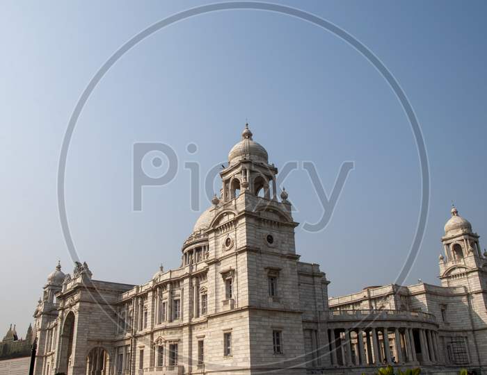 The Victoria Memorial Is A Large Marble Building In Kolkata, West Bengal, India.