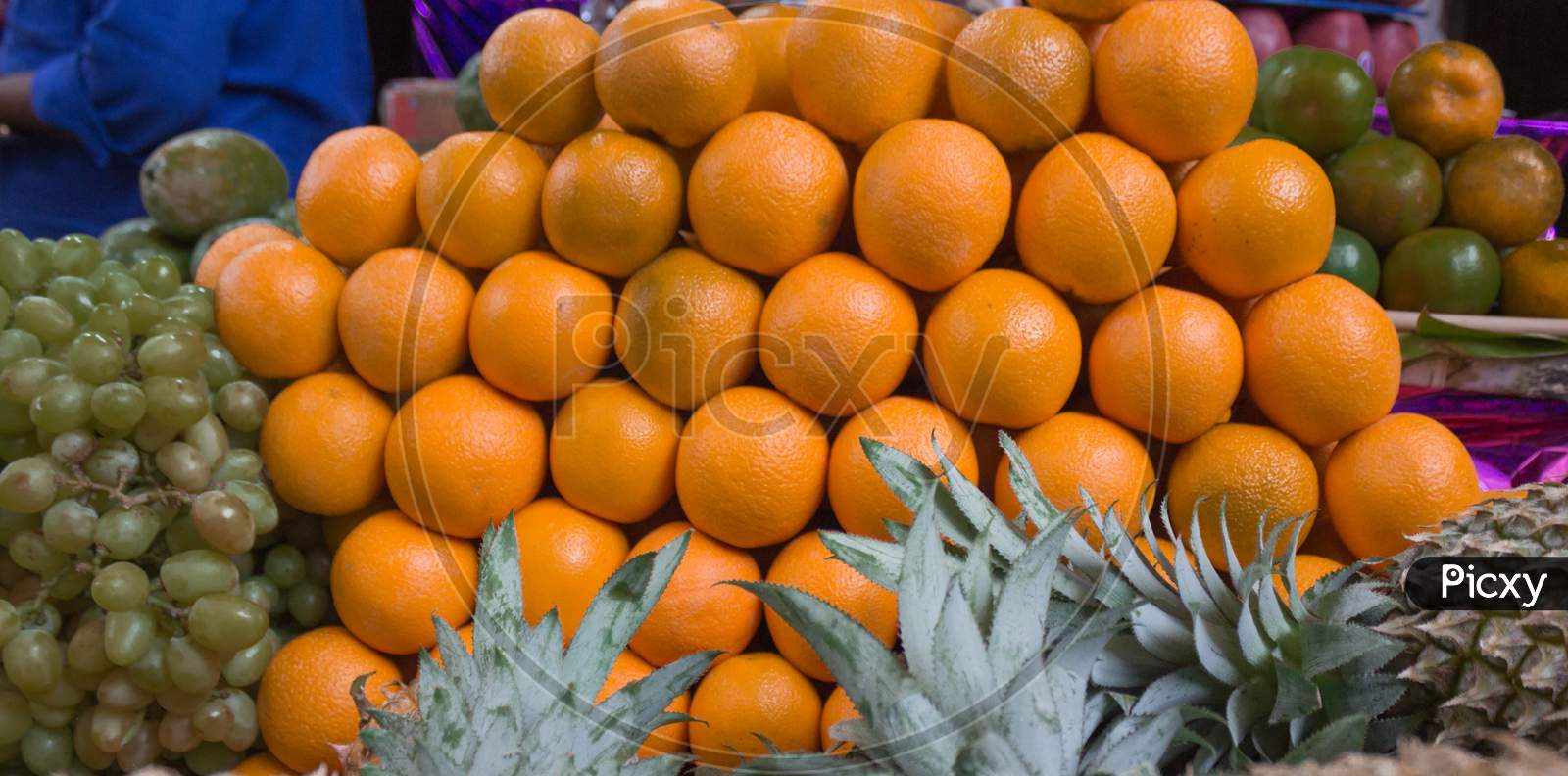 Fresh oranges in Mysore market in Karnataka/India.