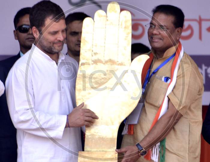 Rahul Gandhi Being felicited