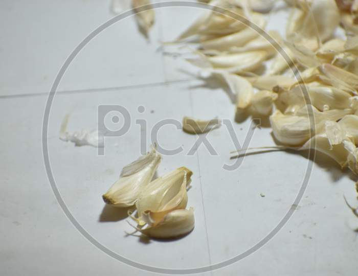 Garlic cloves closed up