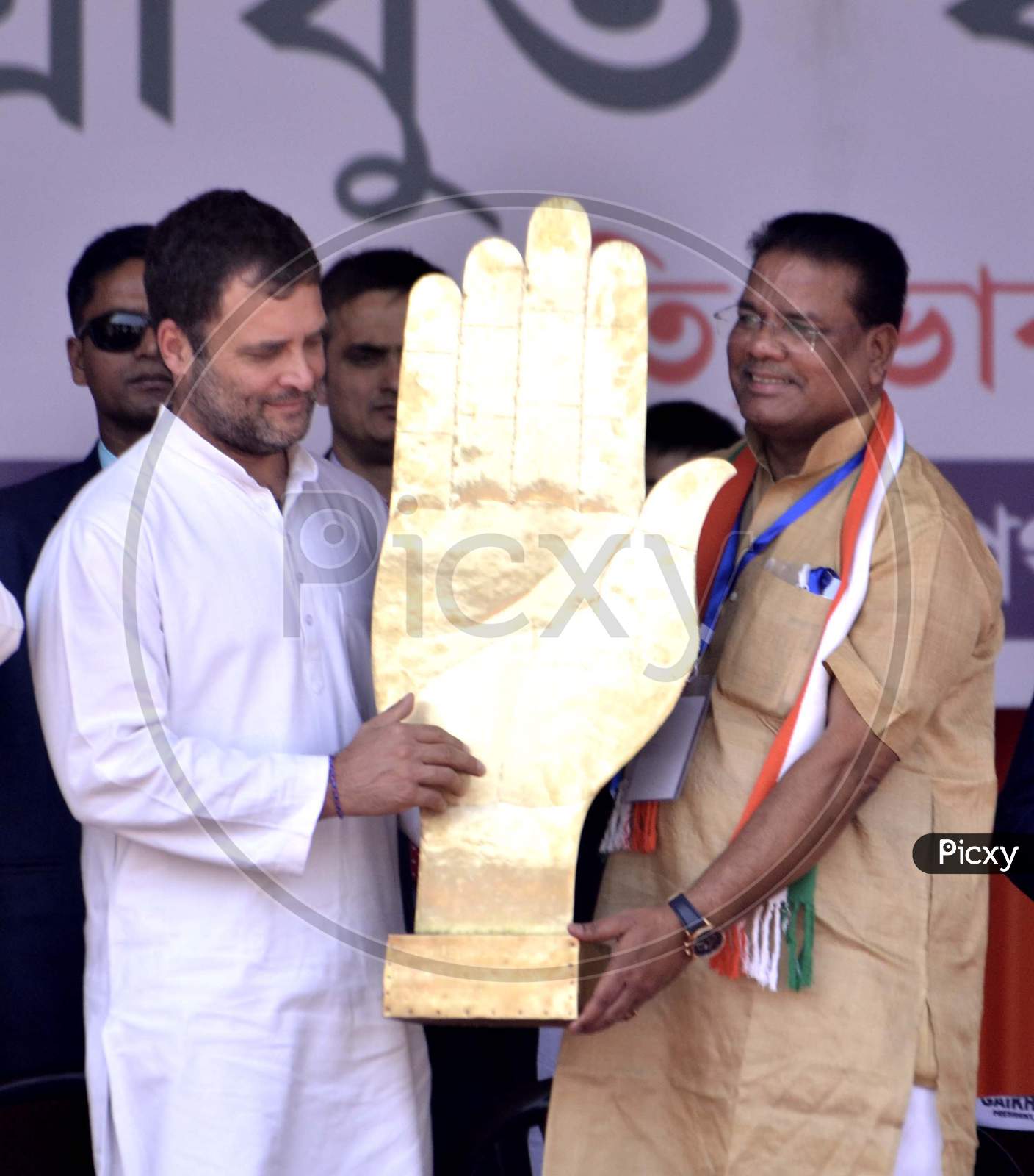 Rahul Gandhi Being felicited