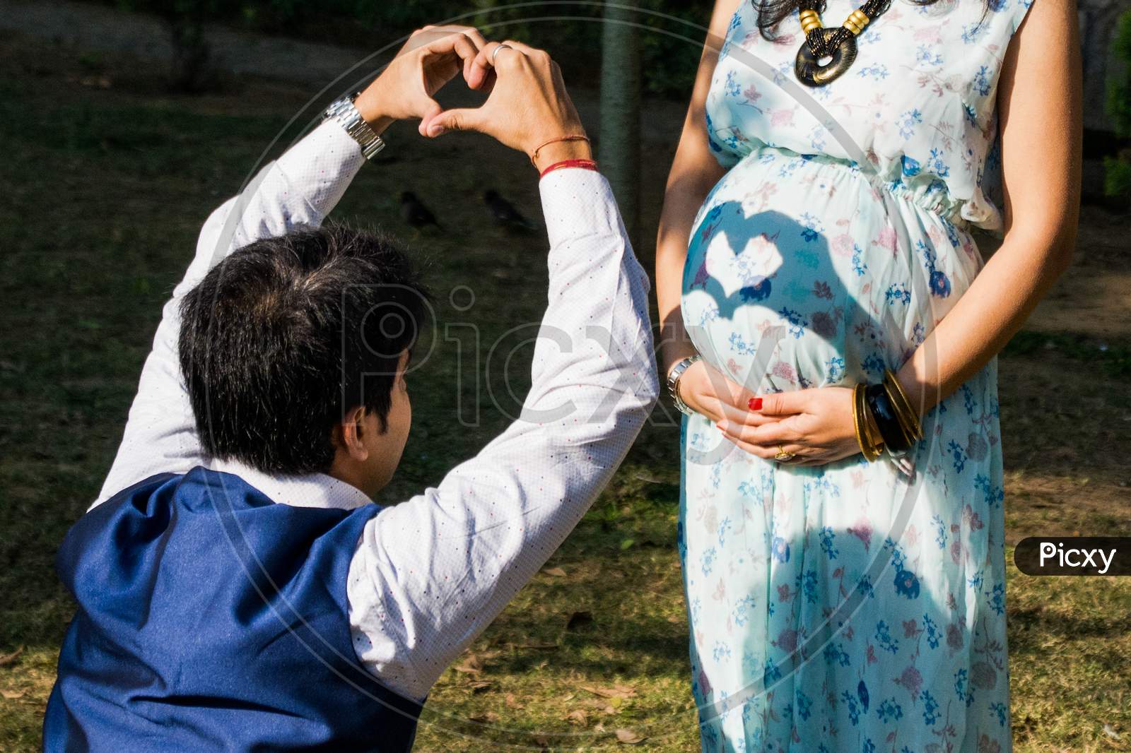 Maternity Shoot Pose For Welcoming New Born Baby In Lodhi Road In Delhi India, Maternity Photo Shoot Done By Parents For Welcoming Their Child